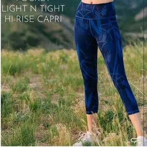 ZYIA ACTIVE Azul Paradise Hi-Rise Capri Legging Sz 2 Leaf Print